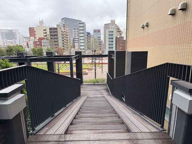 2階駐輪場へのスロープ